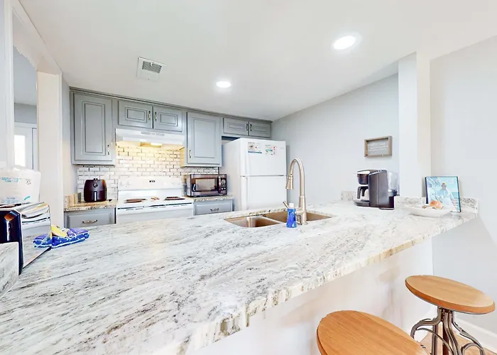 Right Across From The With A Balcony W&d Ac & Pool Access Gulf Shores