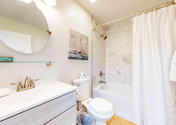 Right Across From The With A Balcony W&d Ac & Pool Access