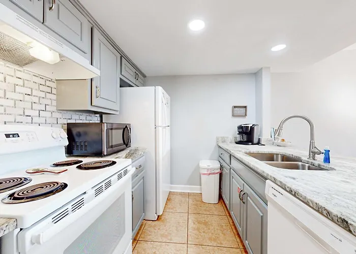 Right Across From The With A Balcony W&d Ac & Pool Access Holiday home *