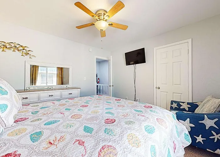 Holiday home Right Across From The With A Balcony W&d Ac & Pool Access Gulf Shores