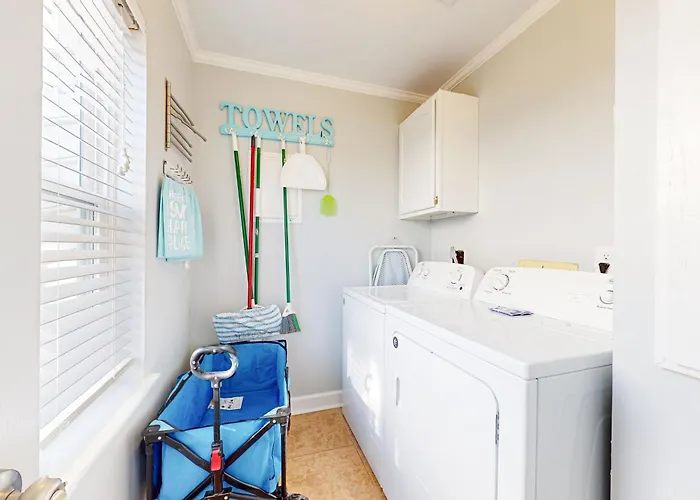 Right Across From The With A Balcony W&d Ac & Pool Access *