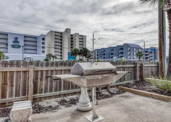 Right Across From The With A Balcony W&d Ac & Pool Access Holiday home *